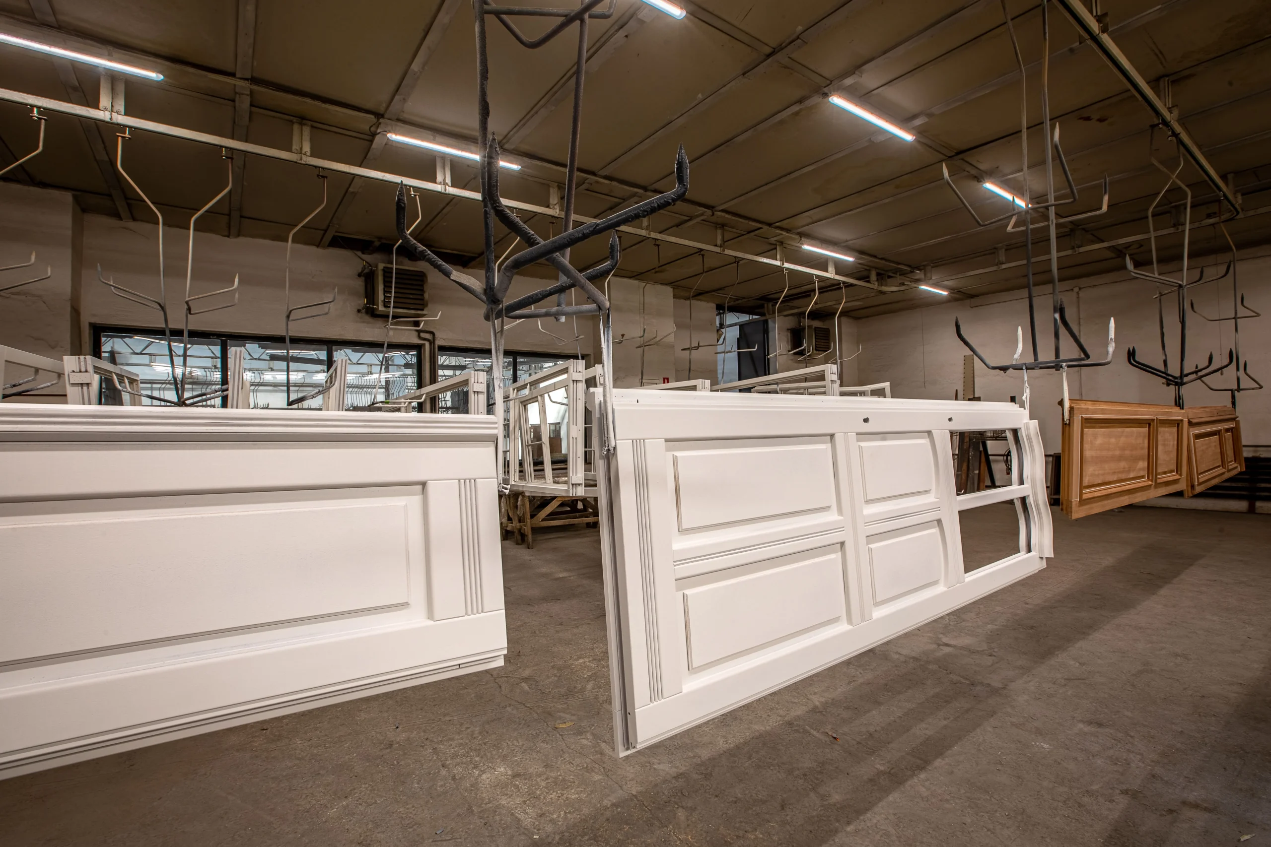Houten ramen en deuren in productie