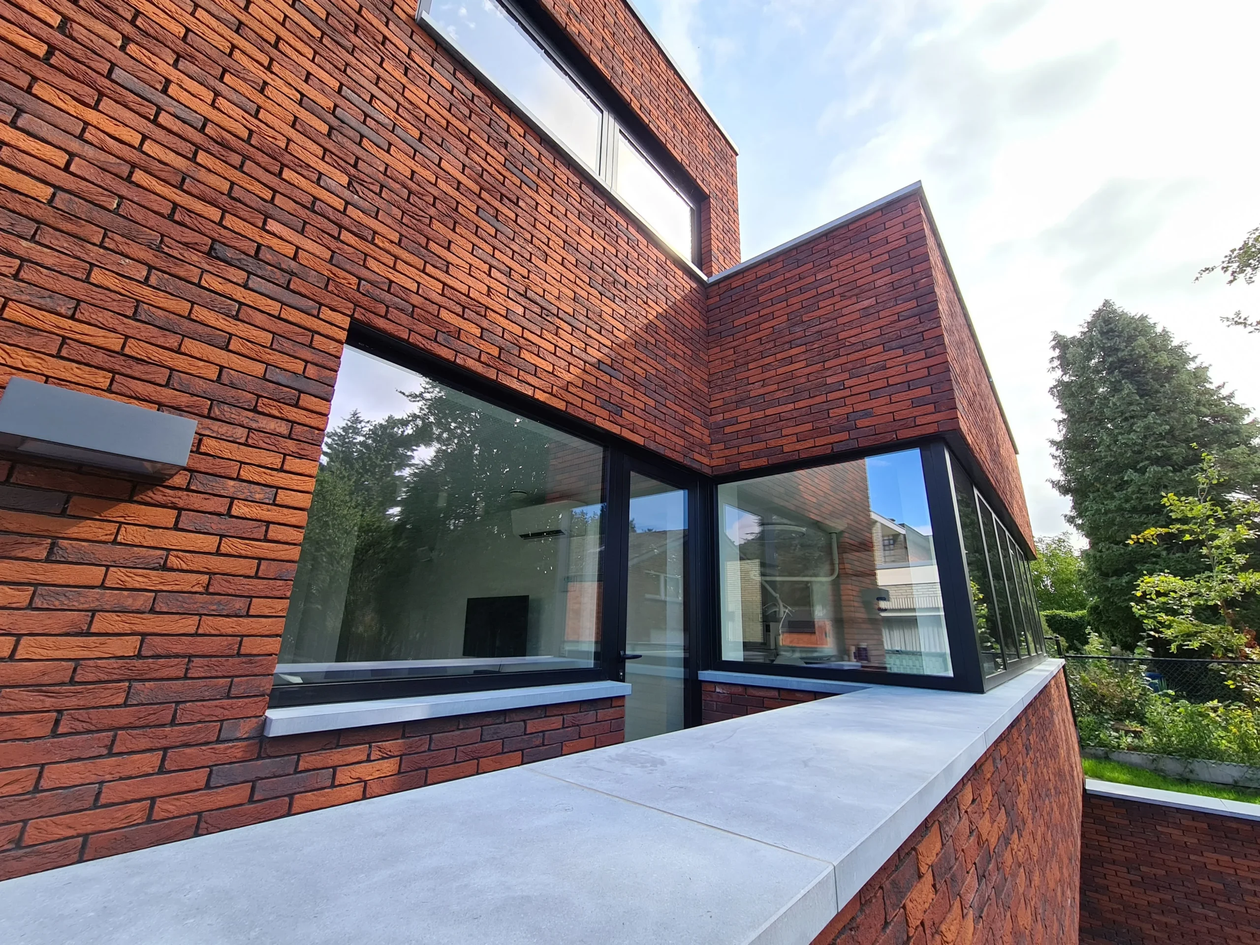 Moderne woning met aluminium hoekraam