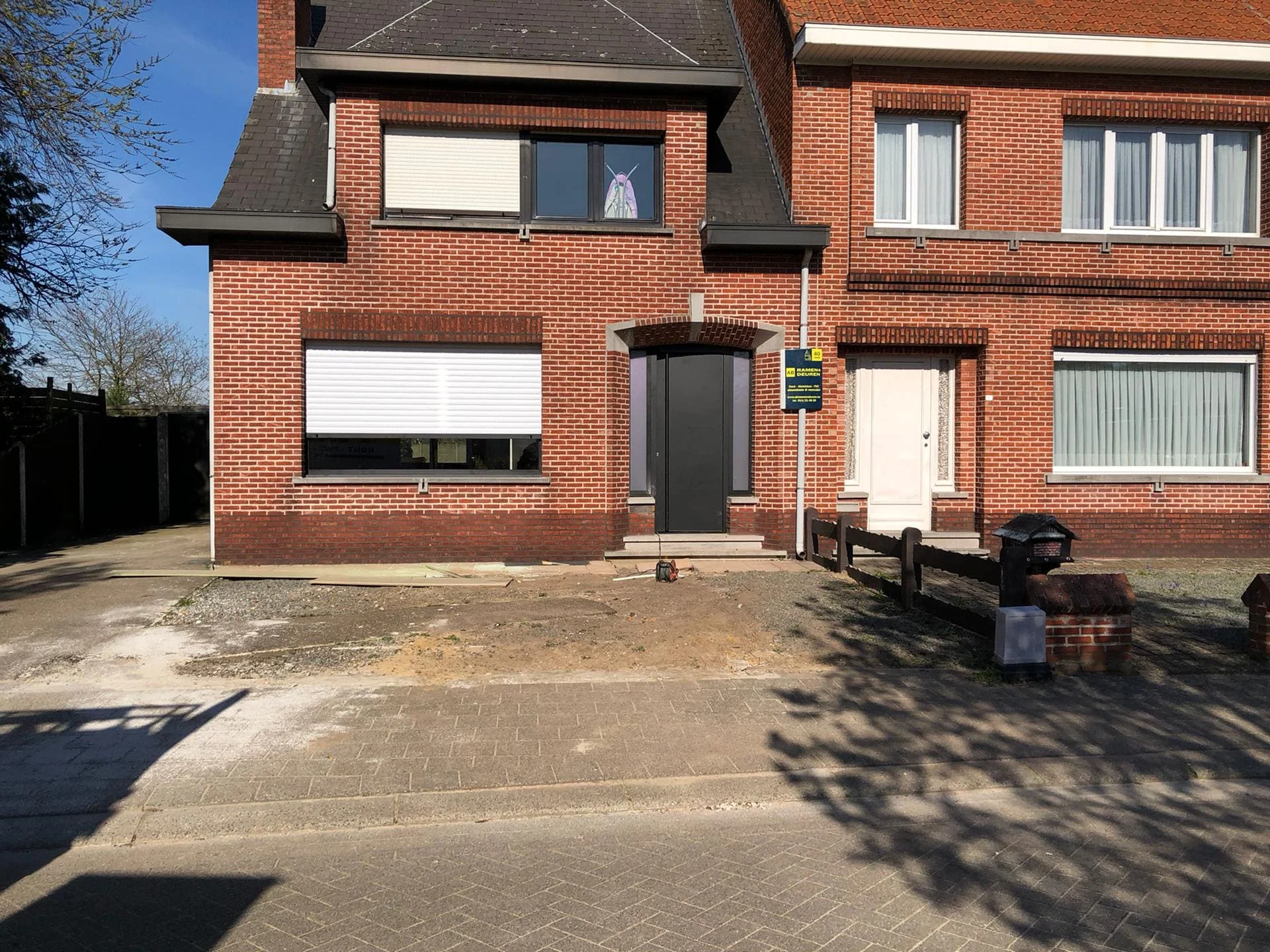 Aluminium ramen en voordeur in renovatiewoning