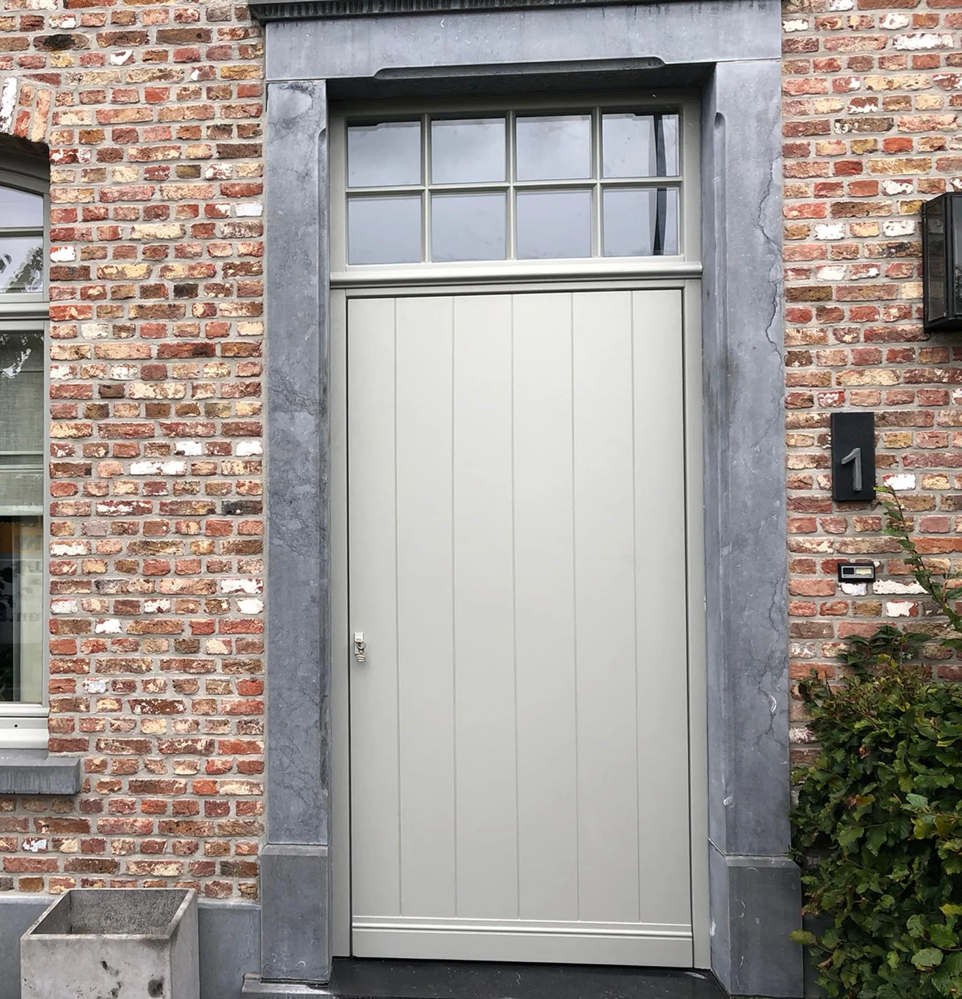 Houten voordeur op maat in landelijke woning